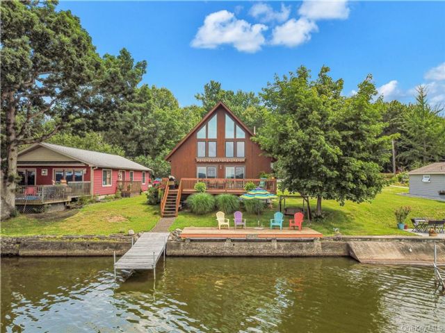  3 BR,  2.00 BTH &nbsp;Cape cod style home in Newburgh