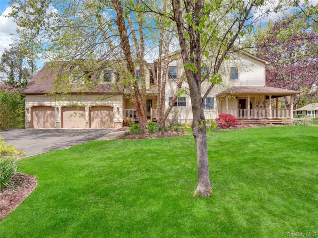  6 BR,  4.00 BTH &nbsp;Colonial style home in Mount Sinai