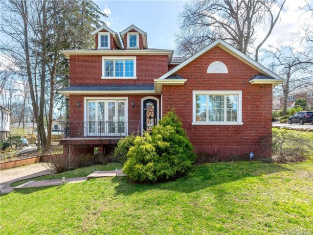  4 BR,  5.00 BTH &nbsp;Colonial style home in Great Neck