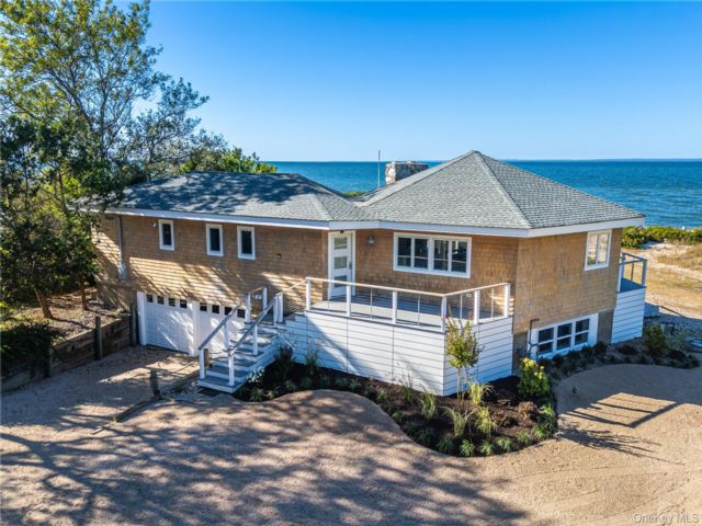  3 BR,  2.00 BTH &nbsp;Exp ranch style home in Greenport