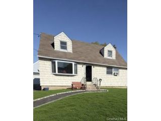  5 BR,  2.00 BTH &nbsp;Exp cape style home in Hicksville