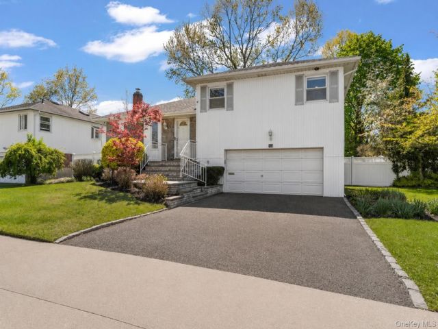  4 BR,  3.00 BTH &nbsp;Split level style home in Plainview