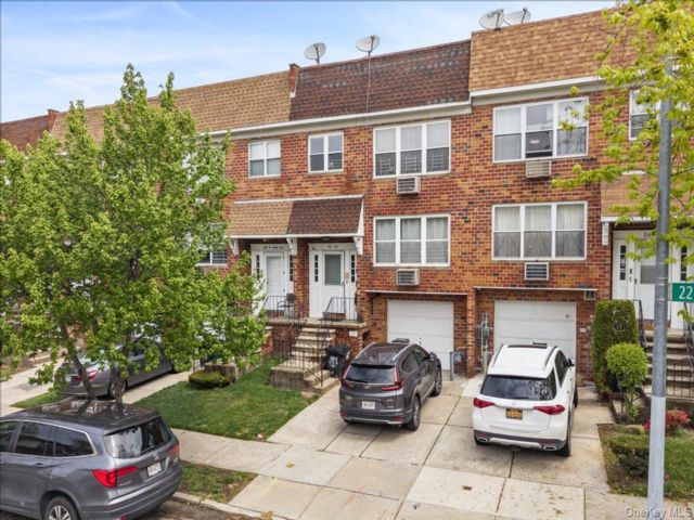  3 BR,  2.00 BTH &nbsp;House style home in Oakland Gardens