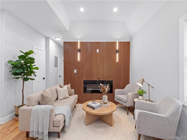  3 BR,  2.00 BTH &nbsp;House style home in East Elmhurst