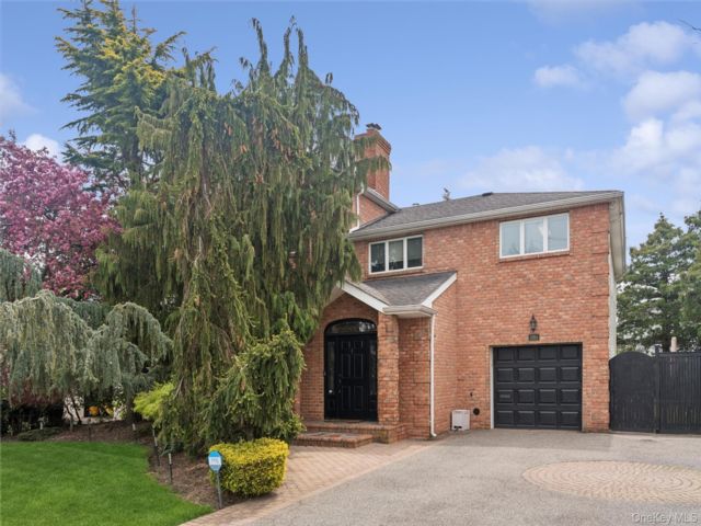  5 BR,  4.00 BTH &nbsp;Split level style home in Merrick