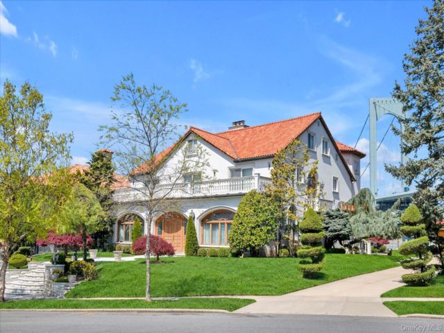  7 BR,  9.00 BTH &nbsp;Colonial style home in Malba