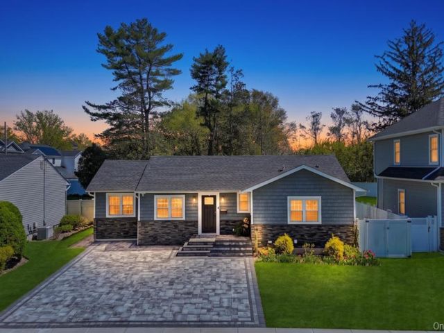  3 BR,  4.00 BTH &nbsp;Ranch style home in Plainview