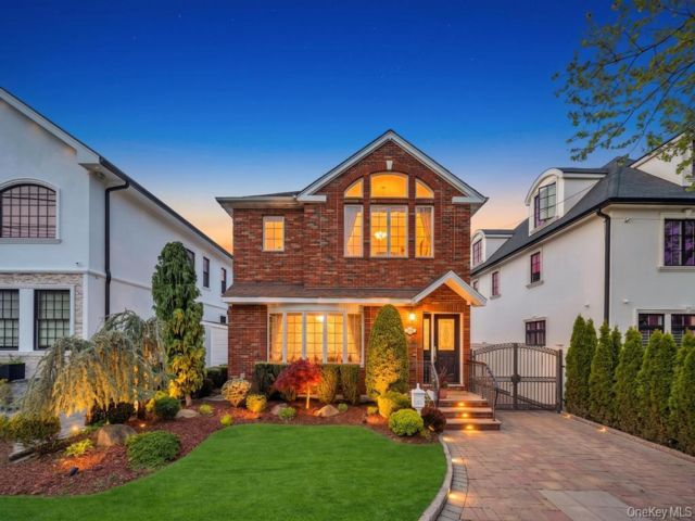  3 BR,  4.00 BTH &nbsp;Colonial style home in Whitestone