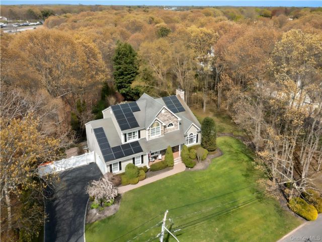  5 BR,  3.00 BTH &nbsp;Colonial style home in Oakdale