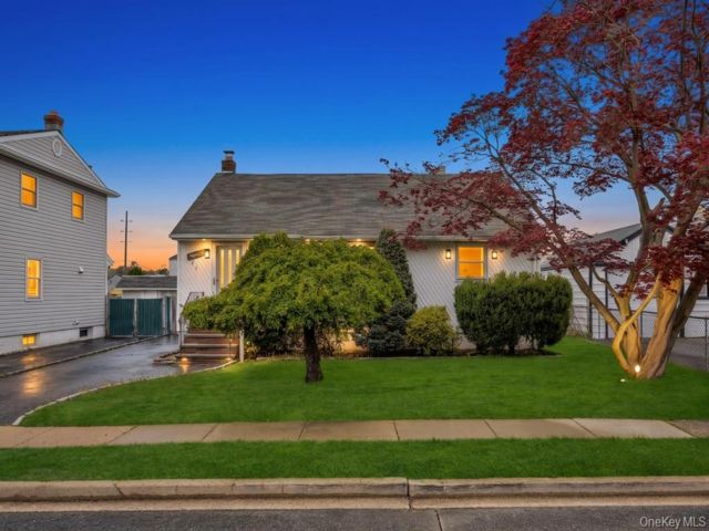  3 BR,  2.00 BTH &nbsp;Ranch style home in Hicksville