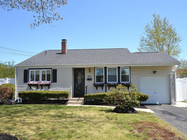  3 BR,  2.00 BTH &nbsp;Split level style home in Medford