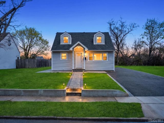  4 BR,  2.00 BTH &nbsp;Cape cod style home in Wyandanch