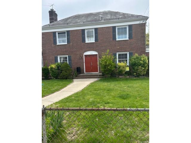  5 BR,  3.00 BTH &nbsp;Colonial style home in Roosevelt
