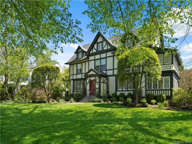  7 BR,  4.00 BTH &nbsp;Other style home in Pelham