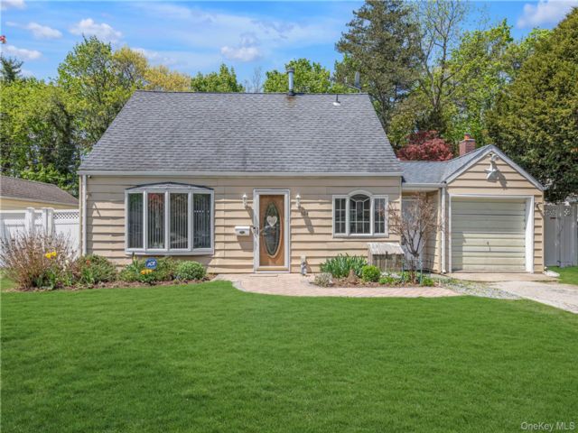  3 BR,  1.00 BTH &nbsp;Cape cod style home in Carle Place