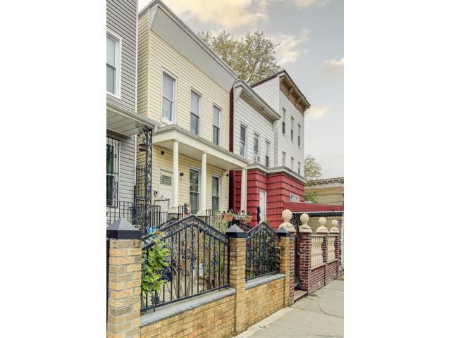 5 BR,  3.00 BTH &nbsp;Colonial style home in Cypress Hills