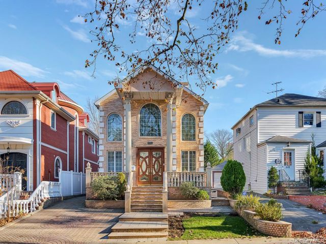  4 BR,  5.00 BTH &nbsp;Colonial style home in Jamaica Estates