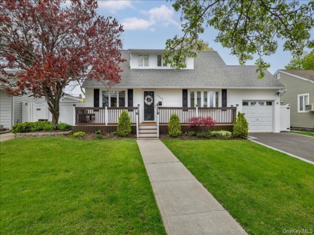  3 BR,  2.00 BTH &nbsp;Exp cape style home in Wantagh