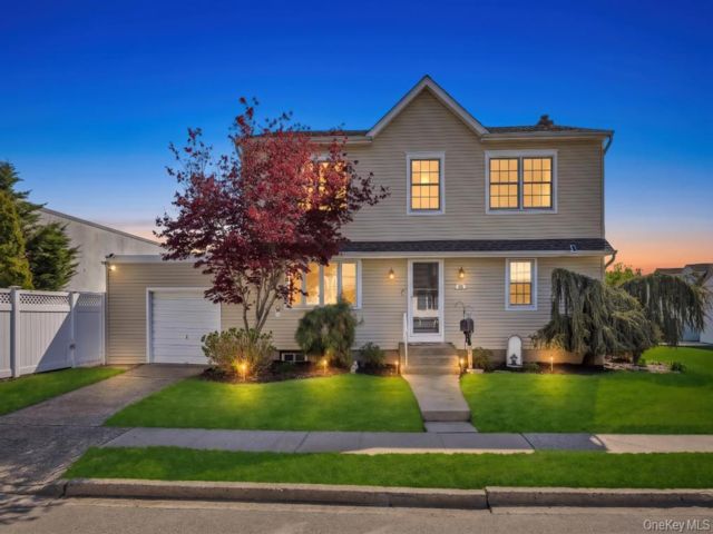  4 BR,  3.00 BTH &nbsp;Exp cape style home in Hicksville