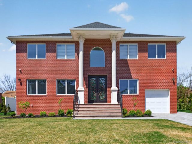  5 BR,  6.00 BTH &nbsp;Colonial style home in New Hyde Park