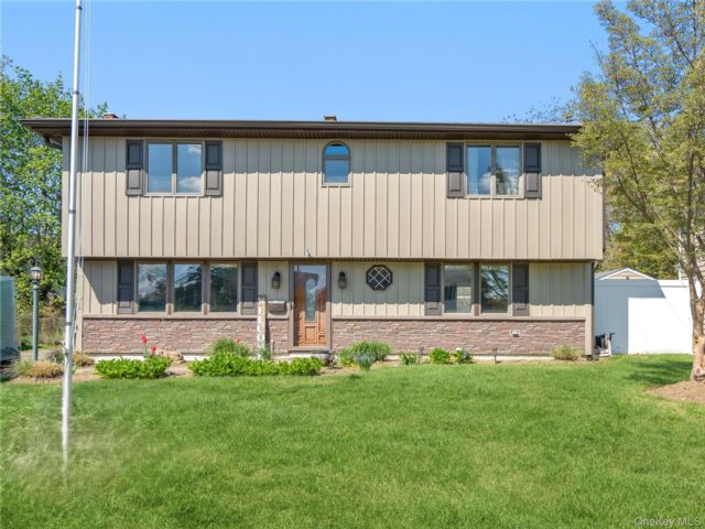  4 BR,  2.00 BTH &nbsp;Colonial style home in Syosset