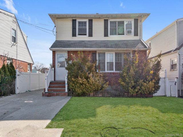  5 BR,  3.00 BTH &nbsp;Hi ranch style home in Floral Park