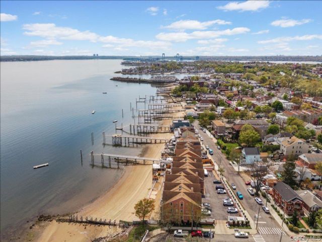  3 BR,  2.00 BTH &nbsp;Other style home in Throggs Neck