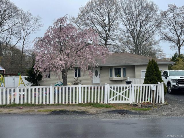  3 BR,  3.00 BTH &nbsp;Ranch style home in Shirley