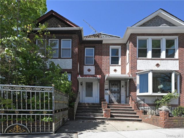  5 BR,  2.00 BTH &nbsp;Colonial style home in Jamaica