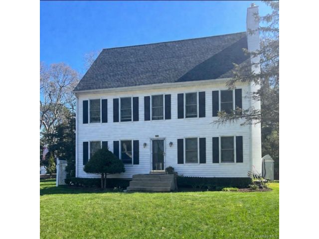  3 BR,  3.00 BTH &nbsp;Traditional style home in Westhampton Beach