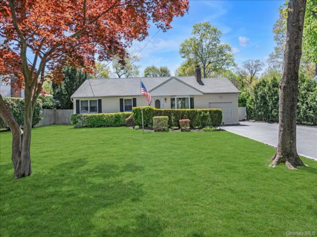  3 BR,  2.00 BTH &nbsp;Ranch style home in East Northport