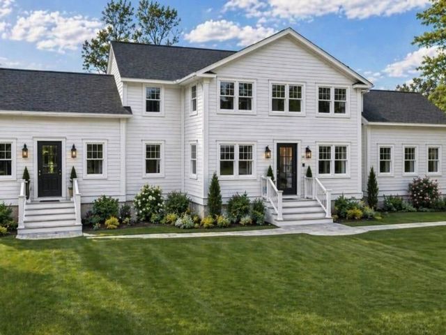  4 BR,  4.00 BTH &nbsp;Colonial style home in Shelter Island