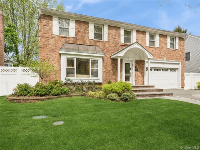  4 BR,  3.00 BTH &nbsp;Colonial style home in Syosset