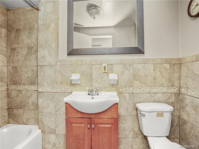  4 BR,  1.00 BTH &nbsp;Full floor apar style home in Yonkers