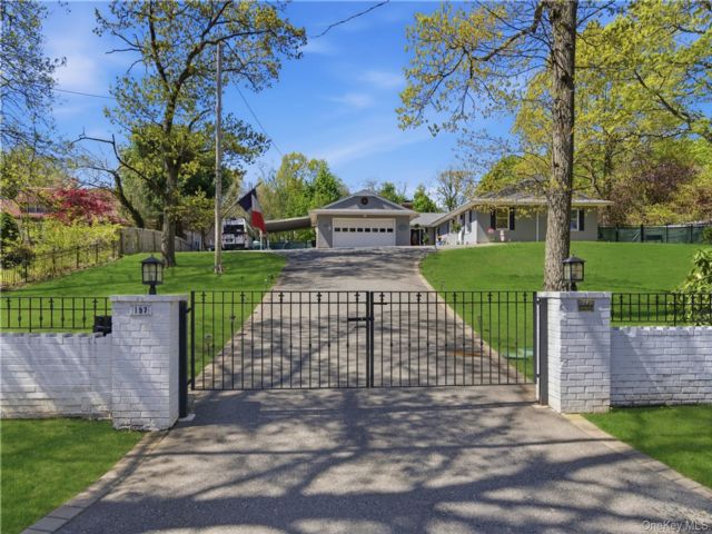  5 BR,  3.00 BTH &nbsp;Ranch style home in Greenlawn