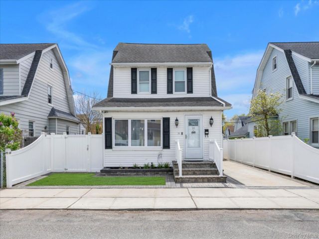  3 BR,  3.00 BTH &nbsp;Colonial style home in Lindenhurst