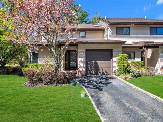  3 BR,  3.00 BTH &nbsp;Condo style home in Melville