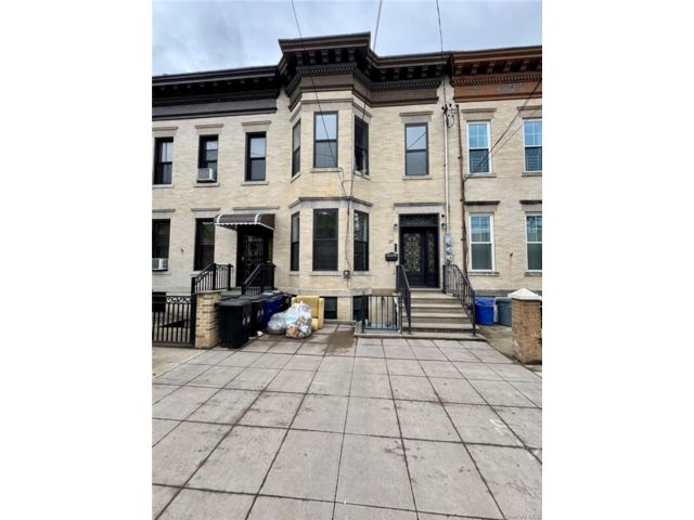  3 BR,  2.00 BTH &nbsp;House style home in Greenpoint