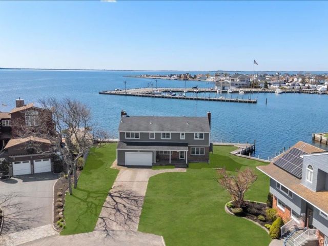  5 BR,  4.00 BTH &nbsp;Colonial style home in West Islip