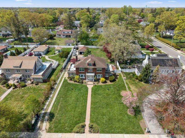  5 BR,  4.00 BTH &nbsp;Colonial style home in Hempstead