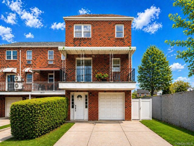  8 BR,  5.00 BTH &nbsp;House style home in Bellerose