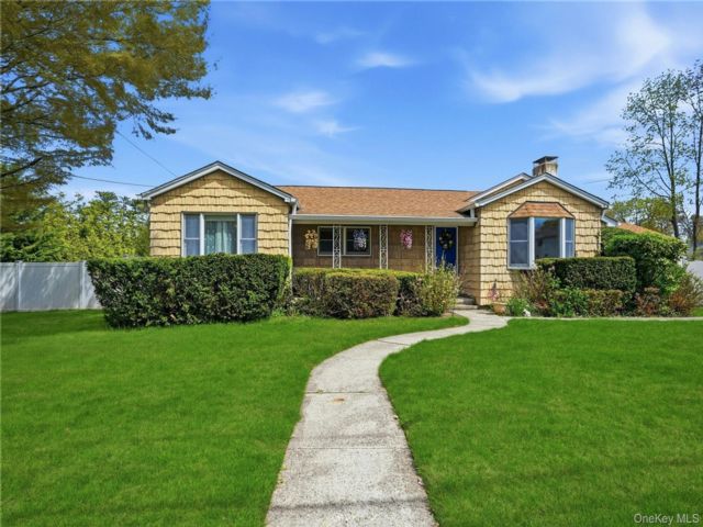  3 BR,  2.00 BTH &nbsp;Ranch style home in Islandia