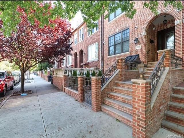  5 BR,  4.00 BTH &nbsp;House style home in Astoria