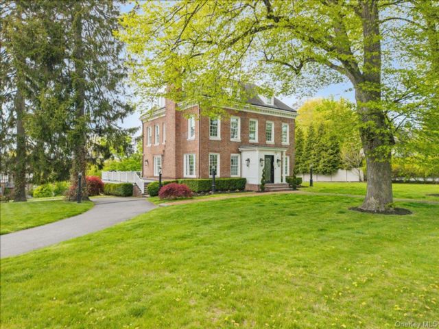  5 BR,  5.00 BTH &nbsp;Colonial style home in New Rochelle