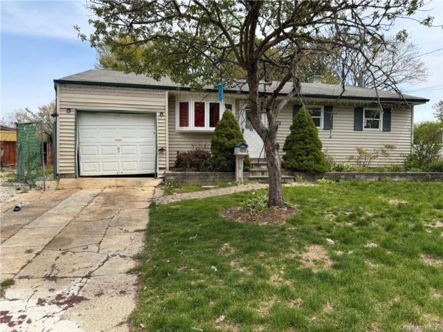  3 BR,  1.00 BTH &nbsp;Ranch style home in Bay Shore