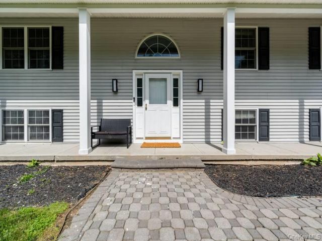  4 BR,  3.00 BTH &nbsp;Hi ranch style home in Campbell Hall