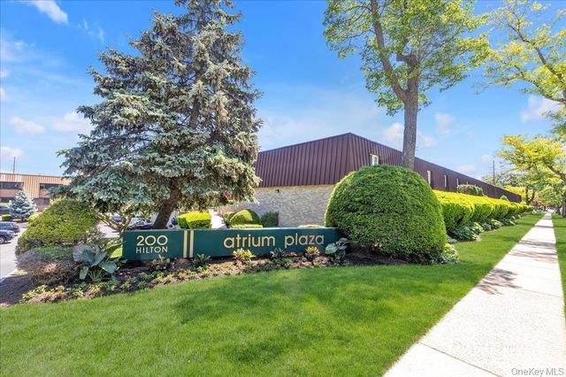 3 BR,  3.00 BTH &nbsp;Condo style home in Hempstead