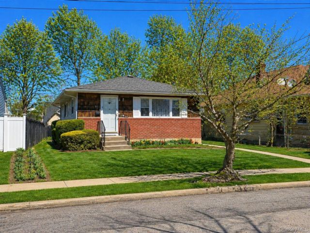  3 BR,  2.00 BTH &nbsp;Ranch style home in Freeport