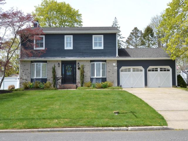  4 BR,  4.00 BTH &nbsp;Colonial style home in Patchogue