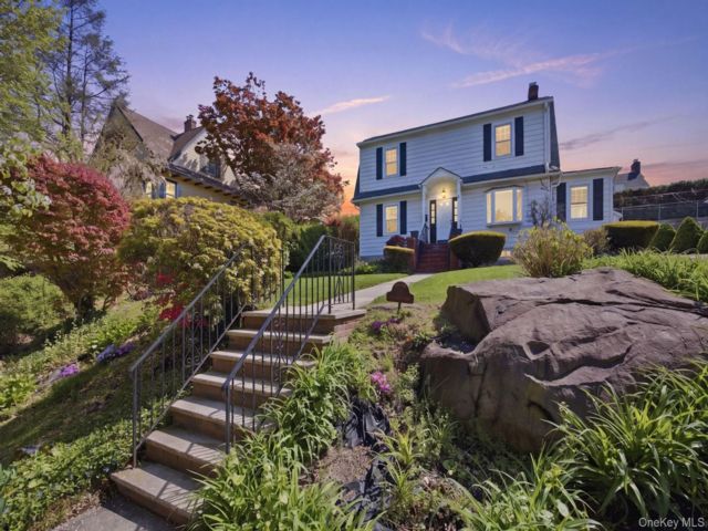  3 BR,  2.00 BTH &nbsp;Colonial style home in Flushing